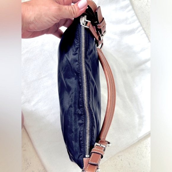 Vintage Prada Navy nylon shoulder bag with tan leather buckle strap - Picture 5 of 15